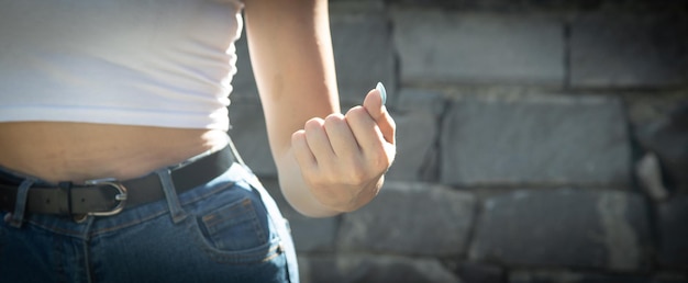 Caucasienne jeune femme menaçant avec le poing