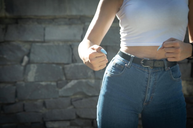 Caucasienne jeune femme menaçant avec le poing