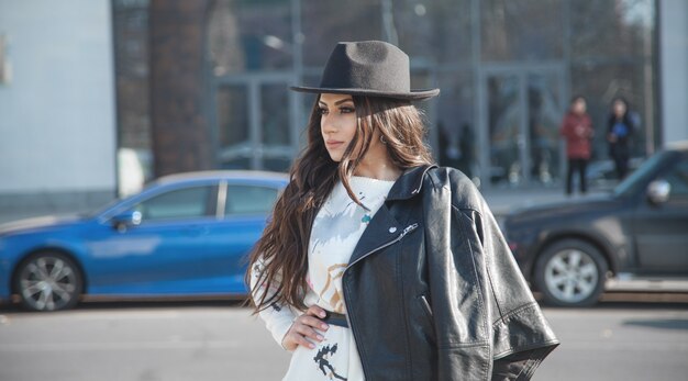 Caucasienne jeune fille dans la ville.