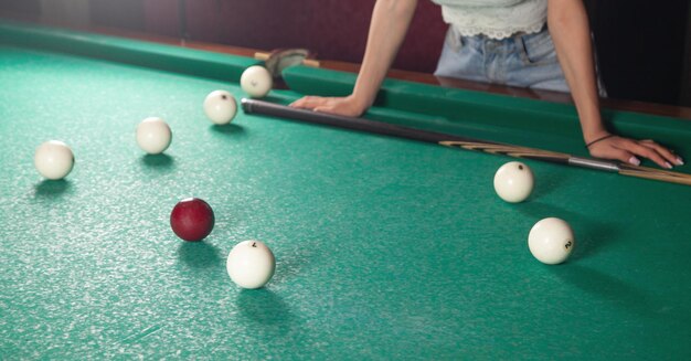 Caucasienne jeune fille jouant au billard