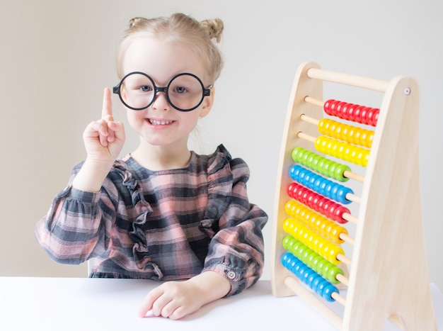 Caucasienne petite fille avec des lunettes rondes