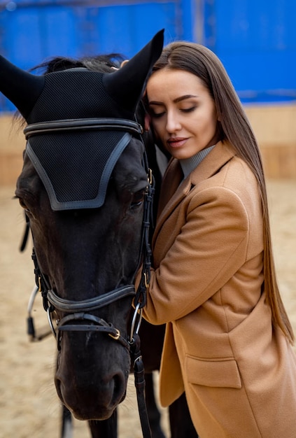 Cavalier de cheval femme élégante dans la ferme Beau jockey avec portrait de cheval