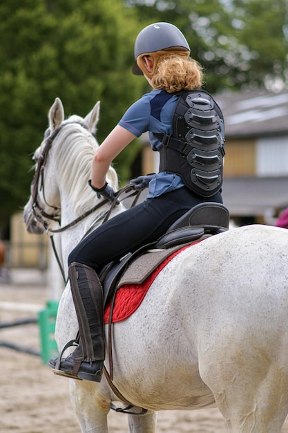 Cavalier en corset de protection pour la colonne vertébrale