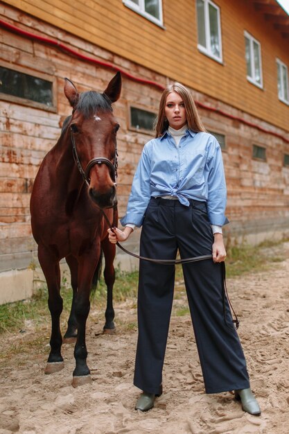 Cavalier debout à côté du cheval