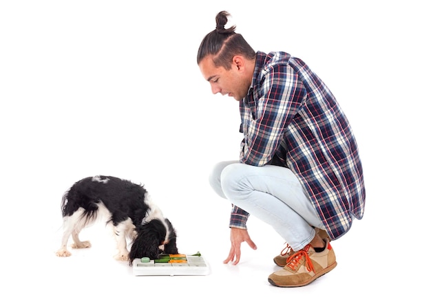 cavalier king charles et propriétaire devant fond blanc