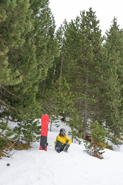 Cavalier libre profitant de la neige