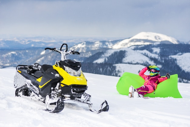 Cavalier sur la motoneige dans les montagnes