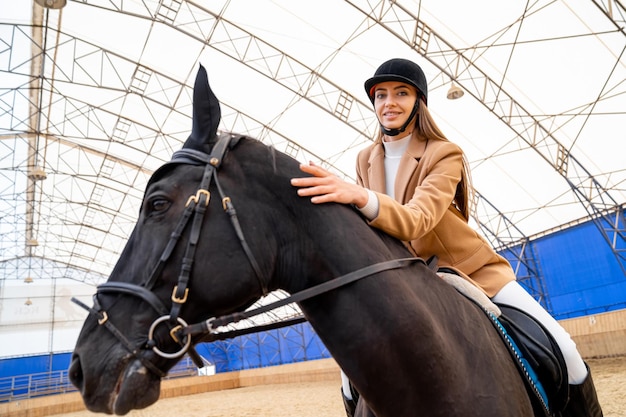 Cavalier de plein air de passe-temps de style de vie Équitation jolie femme