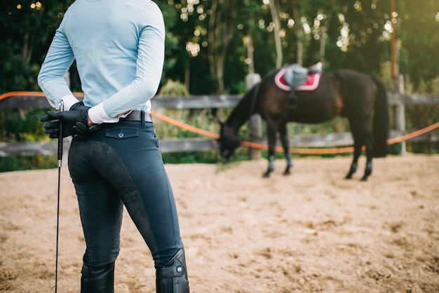 Photo une cavalière entraîne son cheval, équitation