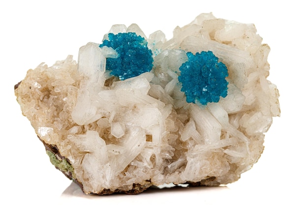 Cavansite minérale pierre macro sur fond blanc