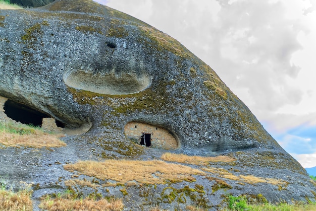 Photo cave demeure d'anciens ermites près du village de kastraki meteora grèce