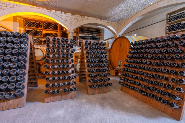 Cave à vin avec barriques et bouteilles