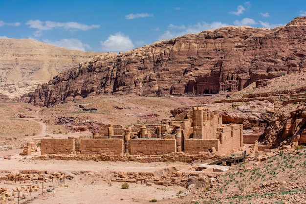 Cavehouses de nomades bédouins dans l'ancienne ville de Petra en Jordanie