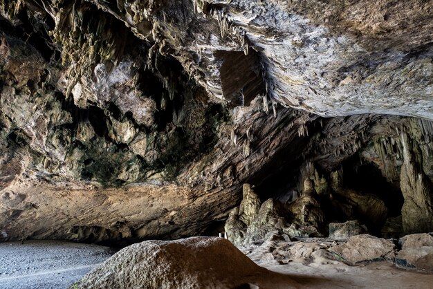 caverne avec stalactites et stalagmites