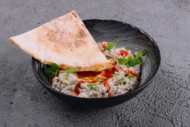 Caviar d'aubergine avec lavash sur bol noir