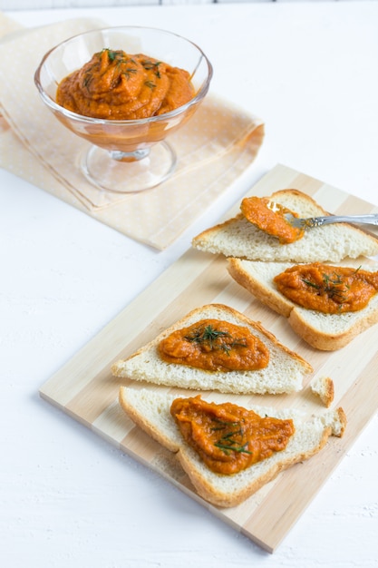 Caviar d'aubergines grillées sur bois blanc