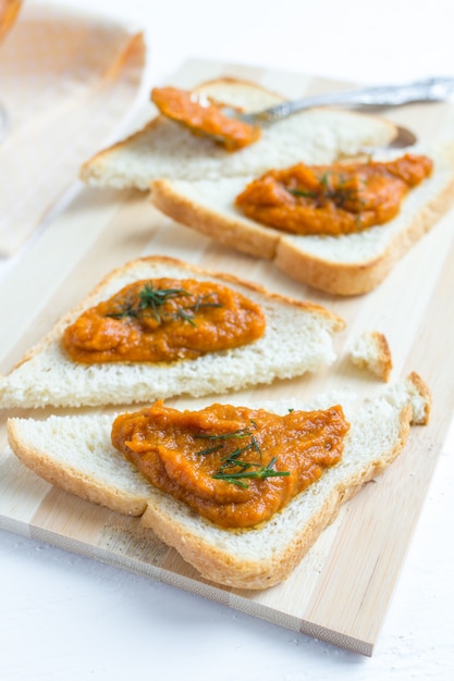 Caviar d'aubergines grillées sur bois blanc