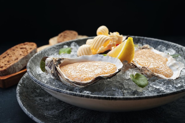 Caviar de brochet sur une assiette avec beurre et croûtons