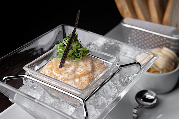 Caviar de brochet dans la glace avec toas selective focus