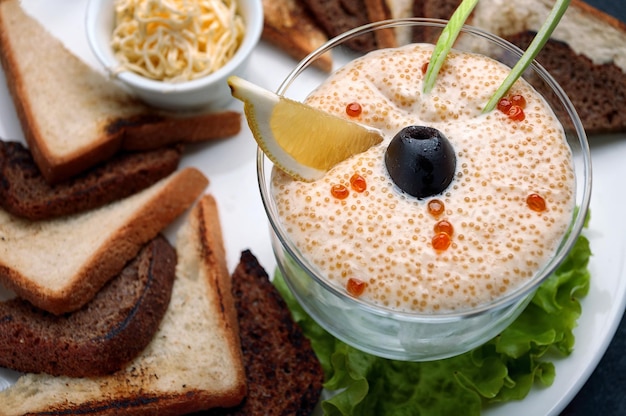 Caviar de brochet sur glace avec beurre et pain grillé