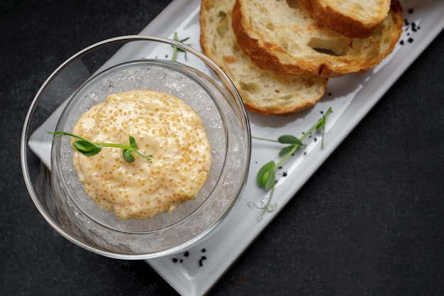 Caviar de brochet salé sur glace avec toast