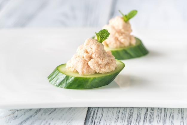 Caviar de concombre garni de menthe