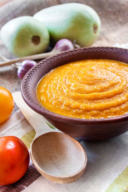 Caviar de courge à l'ail et aux tomates dans un bol rustique