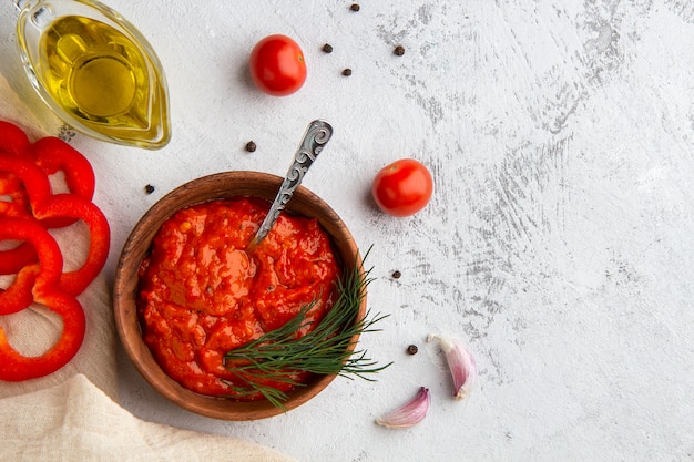 Photo caviar de légumes ajvar, lutenitza, pingjur sur un espace lumineux