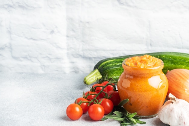 Caviar maison de courgettes, tomates et oignons dans un bocal en verre