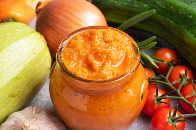 Caviar maison de tomates courgettes et oignons dans un bocal en verre