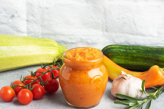 Caviar maison de tomates courgettes et oignons dans un bocal en verre