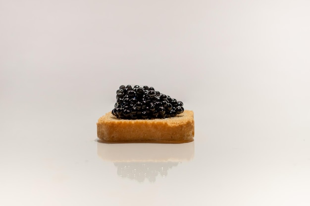 Caviar noir. Caviar d'esturgeon. Délice de poisson. Canapé au caviar. Collation chère. Plateau buffet.
