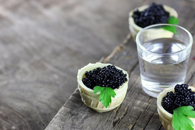 Caviar noir sur un fond en bois