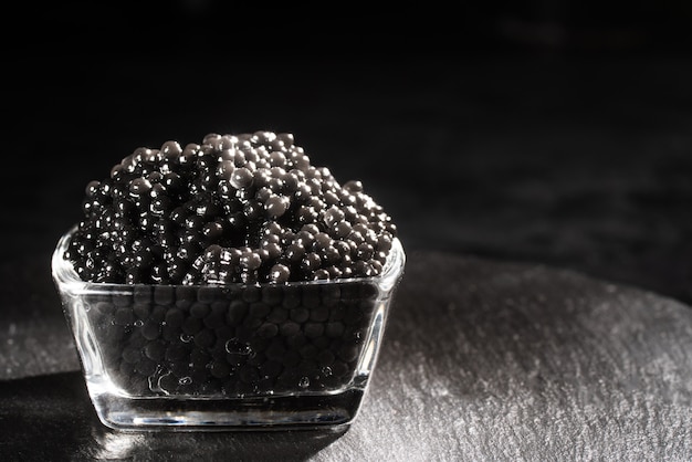 Caviar noir. Gros plan de caviar noir d'esturgeon naturel de haute qualité.