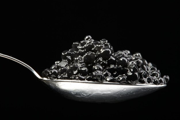 Caviar noir en gros plan sur une cuillère