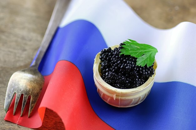 Caviar noir traditionnel de casse-croûte russe sur un fond en bois