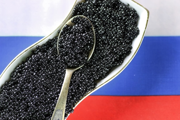 Caviar noir traditionnel de casse-croûte russe sur un fond en bois