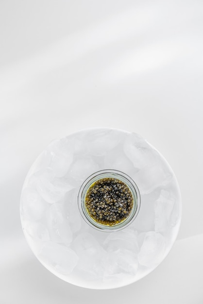 Caviar premium noir en pot de verre et glaçon