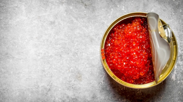 Caviar rouge en boîte de conserve. Sur la table en pierre. Espace libre pour le texte. Vue de dessus