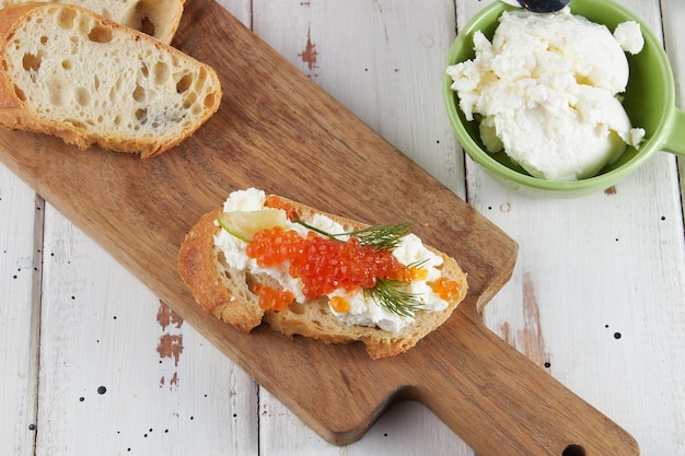 Caviar rouge sur une bruschetta de table en bois au caviar