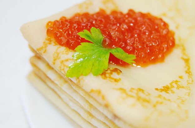 Caviar rouge sur des crêpes. Cuisine russe