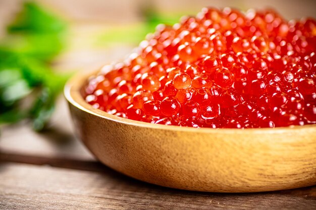 Caviar rouge dans une assiette sur la table avec du persil