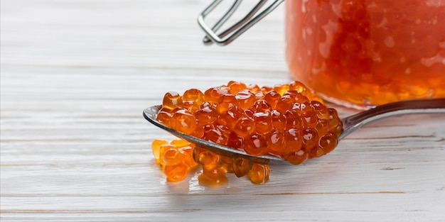 Caviar rouge dans la bannière de la cuillère