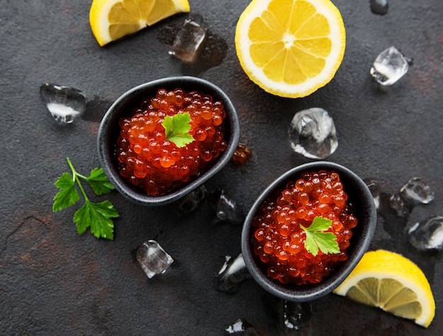 Caviar rouge dans des bols