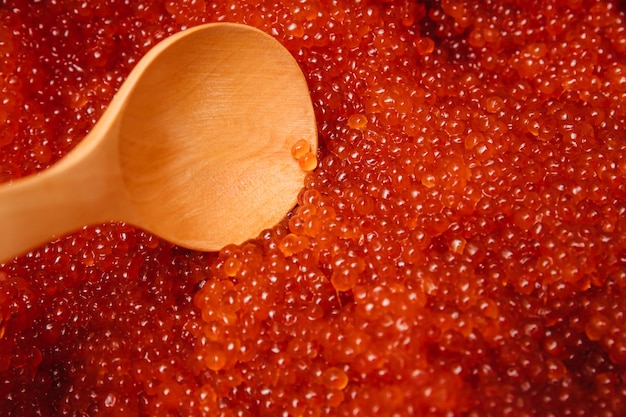 Caviar rouge dans une cuillère en bois