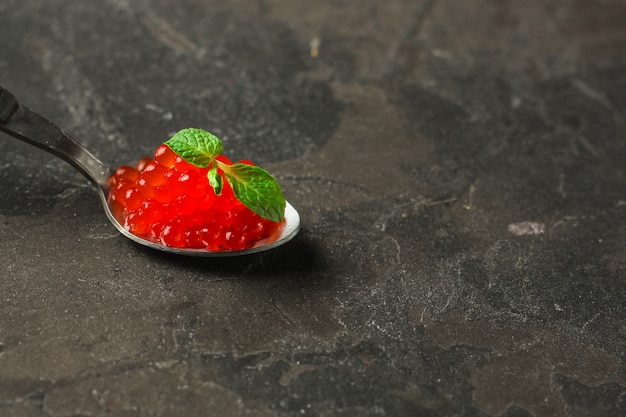 Caviar rouge dans une cuillère