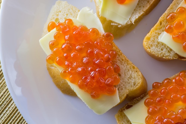 Caviar rouge sur du pain avec du beurre gros plan beaucoup de sandwichs