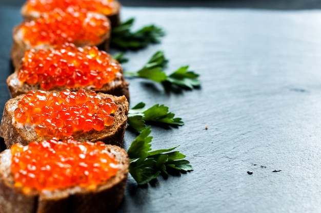 Caviar rouge sur fond d'ardoise