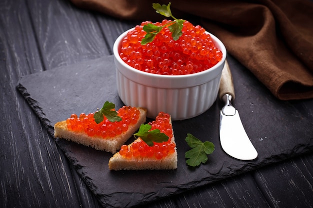 Caviar rouge sur fond ardoise