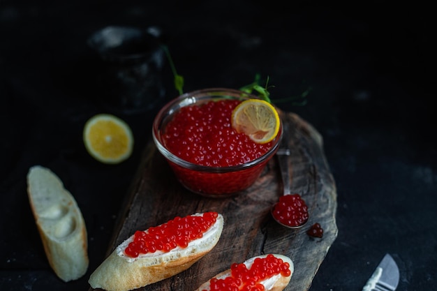 Caviar rouge sur fond sombre Sandwichs au caviar